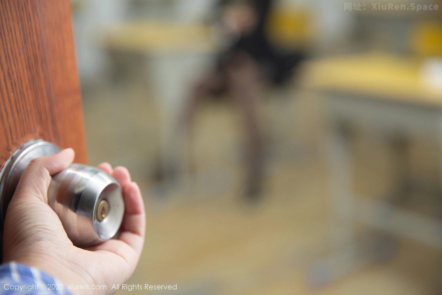 图片[2]-[XiuRen秀人网]2023.04.07 VOL.6537 绮里嘉ula 黑色JK制服与白色内衣加黑丝美腿性感私房写真集-秀人网官方网站